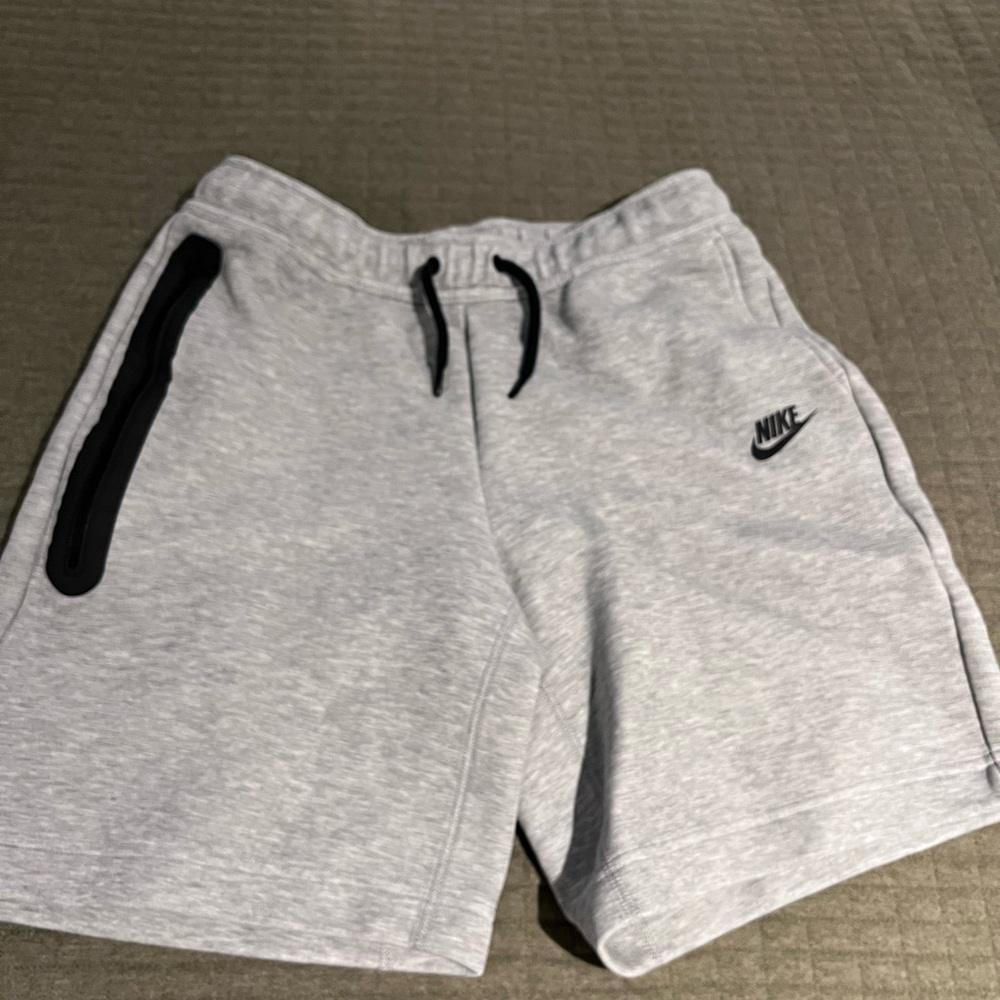 Nike Men's Light Gray Athletic Shorts